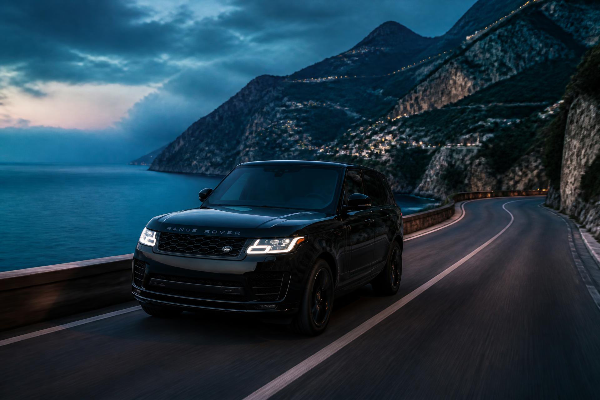 SUV premium pe un drum de coastă la apus
